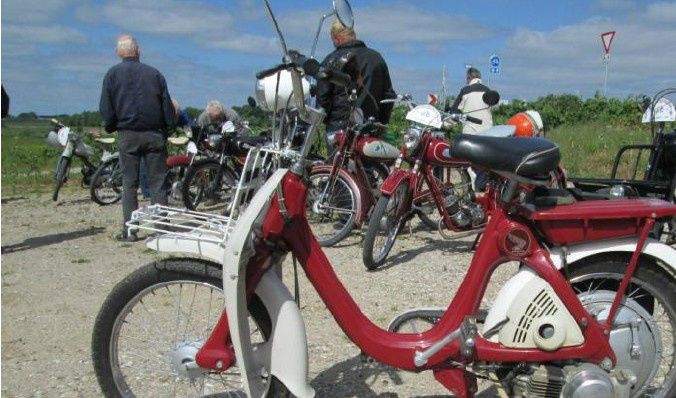 En af de mest specielle knallerter der er blevet lavet er nok denne Honda P25 også kaldet ” Little Honda”. Det specielle ved denne knallert er at motoren og udstødningen sidder i baghjulet samt at tanken er placeret i samme stykke som bagagebægeret. En af de mere smarte features ved denne knallert er at man kan slå motoren fra også kan man cykle i stedet for